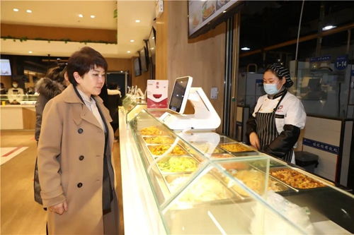 西安翻譯學(xué)院董事長丁晶深入一線檢查校園飲食保障工作，強(qiáng)調(diào)高標(biāo)準(zhǔn)餐飲管理服務(wù)師生